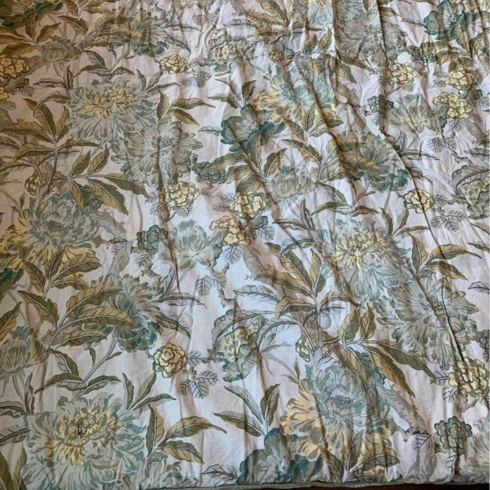 Full/Queen Size Cotton Blend Reversible Comforter in Perfect Condition